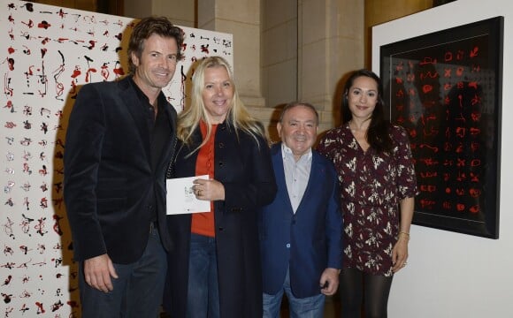 Exclusif - Lévon Sayan et sa femme Anne-Marie entre Christophe Dardeau et sa femme Candice Hugo - Vernissage de l'exposition "Visa" de Christophe Dardeau à la galerie Breheret à Paris, le 4 novembre 2014.