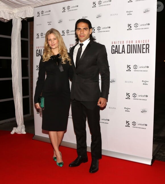 Radamel Falcao avec sa femme Lorelei arrivent au dîner de gala UNICEF à Manchester, le 4 novembre 2014. 