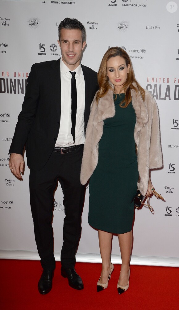 Robin Van Persie et sa femme Bouchra arrivent au dîner de gala UNICEF à Manchester, le 4 novembre 2014. 