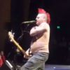 Fat Mike de NOFX donne un coup de pied à un fan lors d'un concert à Sydney le 5 novembre 2014. 