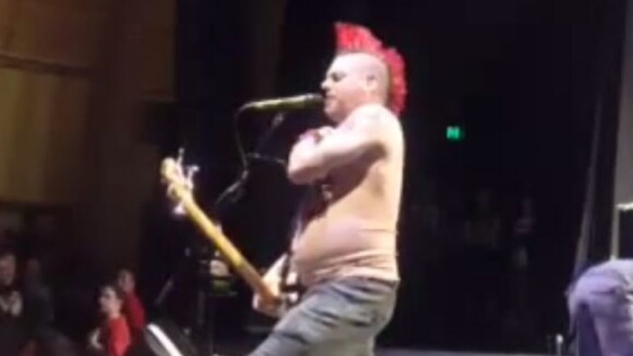 Vidéo Fat Mike De Nofx Donne Un Coup De Pied à Un Fan Lors D Un Concert à Sydney Le 5 Novembre
