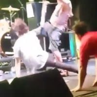 Fat Mike (NOFX) : L'icône punk frappe violemment un fan en plein concert...