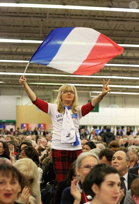 Militante - Réunion publique de Nicolas Sarkozy, candidat à la présidence de l'UMP à Paris, le 7 novembre 2014.
