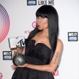Nicki Minaj avec son prix de la meilleure artiste hip hop - Cérémonie des MTV Europe Music Awards à Glasgow, le 8 novembre 2014.