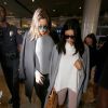 Kim et Khloé Kardashian arrivent à l'aéroport LAX à Los Angeles, le 9 novembre 2014.