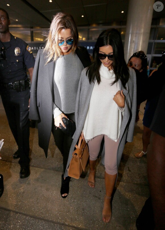 Kim et Khloé Kardashian arrivent à l'aéroport LAX à Los Angeles, le 9 novembre 2014.