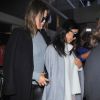Kim et Khloé Kardashian arrivent à l'aéroport LAX, en provenance de Londres. Los Angeles, le 9 novembre 2014.