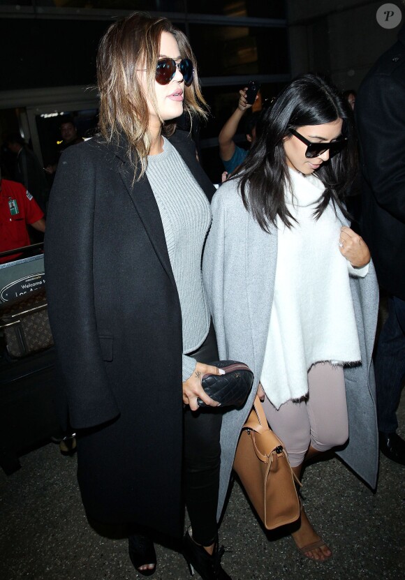 Kim et Khloé Kardashian à l'aéroport LAX de Los Angeles, le 9 novembre 2014.