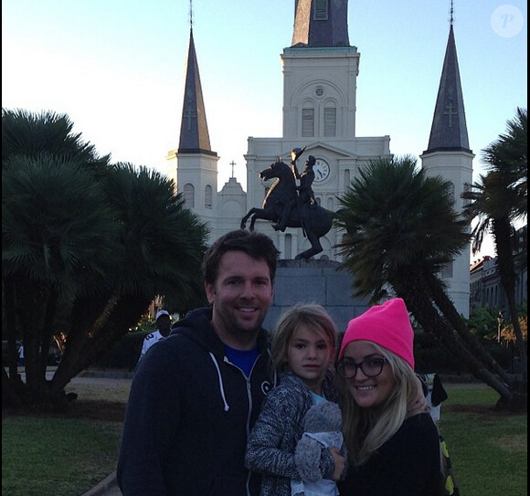 Jamie Lynn Spears, la soeur de Britney Spears, avec son mari et sa fille lors d'une virée à Disneyland, samedi 8 novembre 2014.
