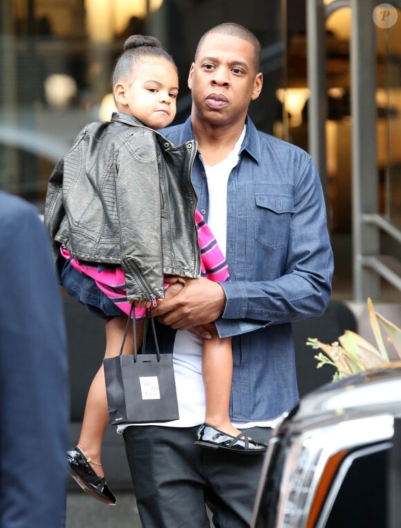 Jay-Z et sa femme Beyoncé font du shopping avec leur fille Blue Ivy (déjà stylée) à Beverly Hills, le 11 novembre 2014.