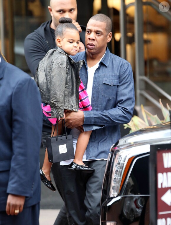 Jay-Z et sa femme Beyoncé Knowles Carter font du shopping avec leur fille Blue Ivy à Beverly Hills, le 11 novembre 2014.