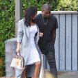  Kim Kardashian, Kanye West et Kris Jenner se rendent à leur bureau à Woodland Hills. Kim porte fièrement le sac Hermès peint à la main par sa fille North pour son anniversaire! Le 10 novembre 2014  