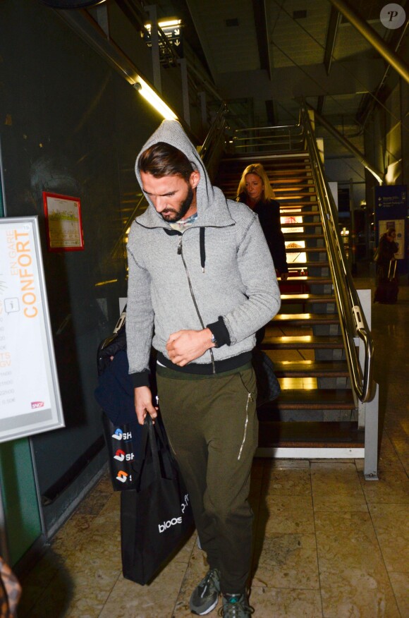 Thomas Vergara, qui est sorti de l'hôpital européen Georges-Pompidou mercredi midi, arrive avec sa mère et deux amis vers 18 heures à la gare d'Aix-en-Provence le 12 novembre 2014.