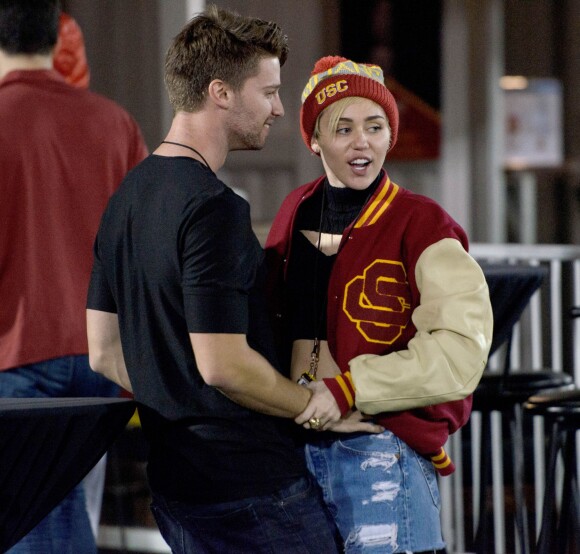 Miley Cyrus et Patrick Schwarzenegger confirment la rumeur, comme quoi il serait ensemble, en s'embrassant et en se tenant amoureusement lors d'un match de football à Los Angeles. Le 13 novembre 2014