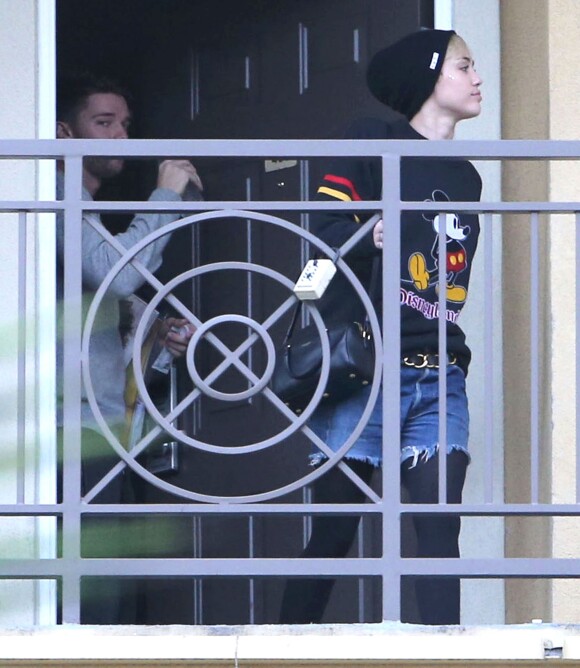Exclusif - Prix Spécial - Miley Cyrus sort d'un appartement avec Patrick Schwarzenegger à Los Angeles, le 31 octobre 2014, où elle a passé quelques heures avec lui. En sortant, Miley Cyrus ne semble pas avoir envie d'être photographiée. Elle se dirige vers la voiture directement en regardant droit devant.