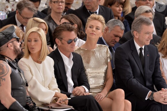 Sean Penn et Charlize Theron lors du défilé Christian Dior à Paris, le 7 juillet 2014.
