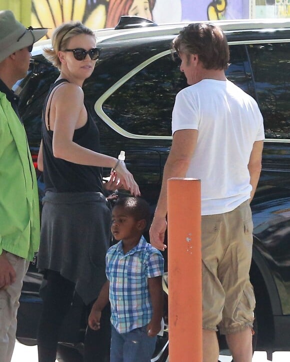 Exclusif - Charlize Theron, son compagnon Sean Penn et son fils Jackson se promènent à Hollywood, le 3 juin 2014.