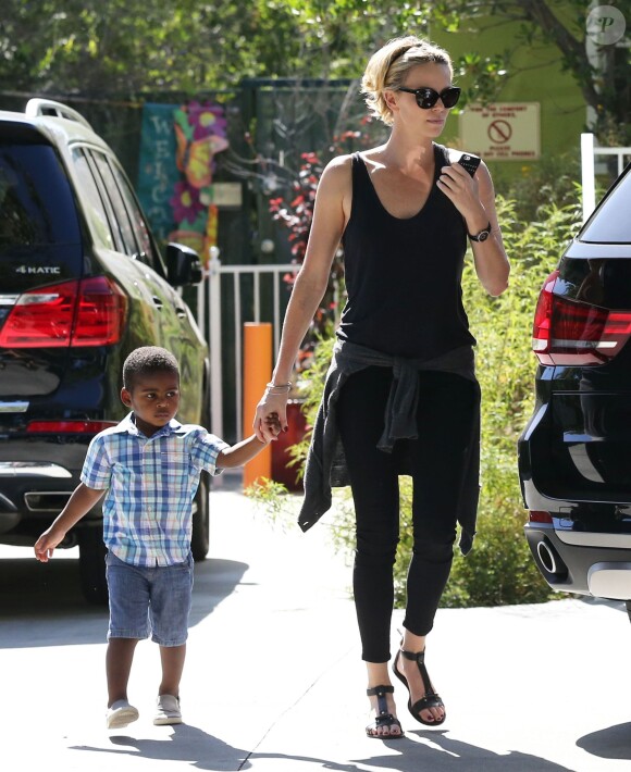 Exclusif - Charlize Theron avec son fils Jackson se promènent à Hollywood, le 3 juin 2014