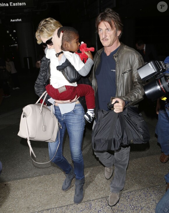 Charlize Theron, son fils Jackson et son petit ami Sean Penn arrivent à l'aéroport de Los Angeles, le 29 mai 2014