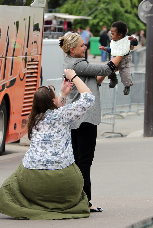 Jackson, le bébé de Charlize Theron dans ses bras, au côté de sa nounou, à Paris le 9 mai 2012