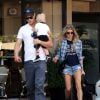 Exclusif - Fergie et Josh Duhamel se promènent avec leur fils Axl à Los Angeles, le 9 novembre 2014.