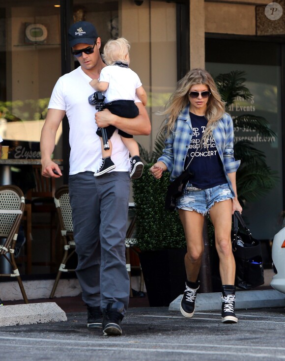 Exclusif - Fergie et Josh Duhamel se promènent avec leur fils Axl à Los Angeles, le 9 novembre 2014.