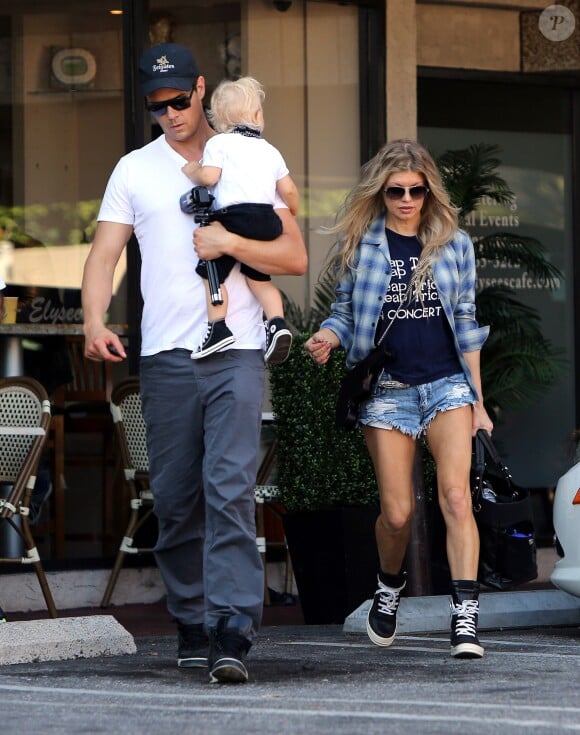 Vidéo Exclusif Fergie Et Josh Duhamel Se Promènent Avec Leur Fils Axl à Los Angeles Le 9 4659