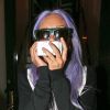 Amanda Bynes, les cheveux violets, se cache des photographes à la sortie du "901 Salon" à West Hollywood, le 7 novembre 2014