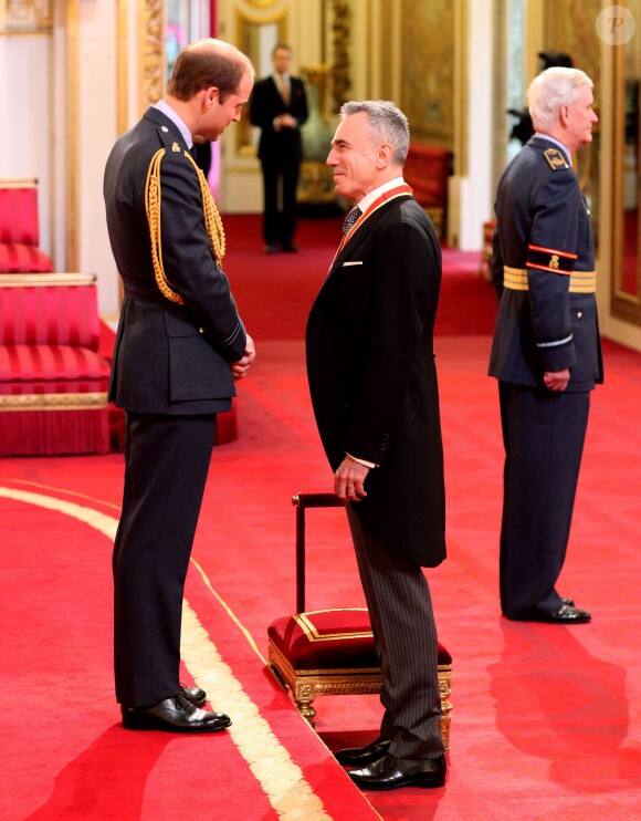 Sir Daniel Day-Lewis est fait chevalier de l'empire britannique par le duc de Cambridge, William, à Buckingham Palace le 14 novembre 2014
