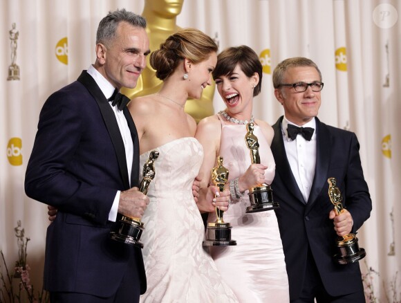 Daniel Day-Lewis, Jennifer Lawrence, Anne Hathaway et Christoph Waltz avec leurs Oscars en 2013 à Los Angeles