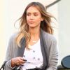 Exclusif - Jessica Alba se rend chez le coiffeur à Los Angeles, le 16 novembre 2014 et a troqué ses cheveux bruns pour un blond lumineux.