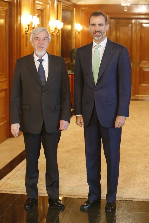 Le roi Felipe VI d'Espagne recevait en audience Rolf Heuer, physicien allemand, au palais de la Zarzuela à Madrid le 17 novembre 2014