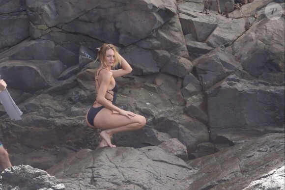 Exclusif - La bombe Candice Swanepoel en plein shooting pour Victoria's Secret sur une plage de Saint-Barthélemy. Le 6 novembre 2014.