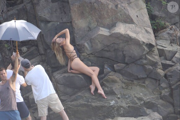 Exclusif - Candice Swanepoel en plein shooting pour Victoria's Secret sur une plage de Saint-Barthélemy. Le 6 novembre 2014.