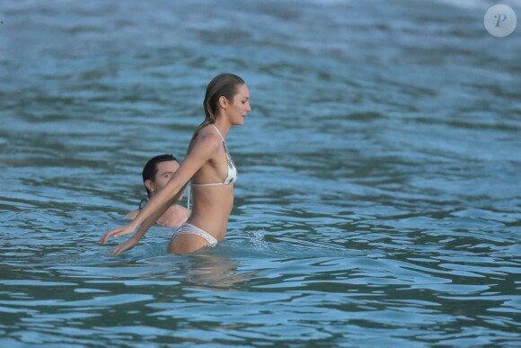 Exclusif - Candice Swanepoel en plein shooting pour Victoria's Secret sur une plage de Saint-Barthélemy. Le 6 novembre 2014.
