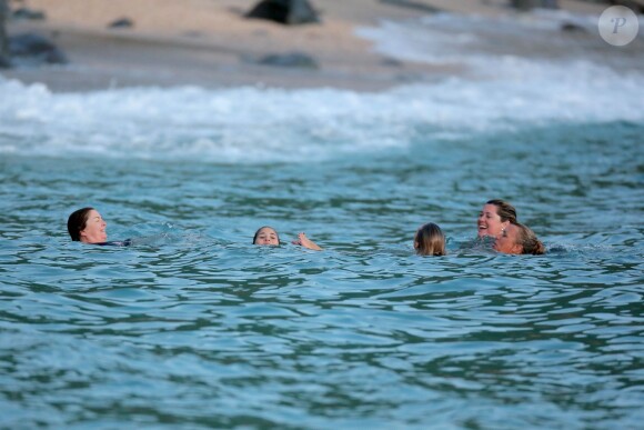 Exclusif - Candice Swanepoel en plein shooting pour Victoria's Secret sur une plage de Saint-Barthélemy. Le 6 novembre 2014.