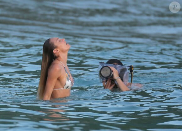 Exclusif - Candice Swanepoel en plein shooting pour Victoria's Secret sur une plage de Saint-Barthélemy. Le 6 novembre 2014.