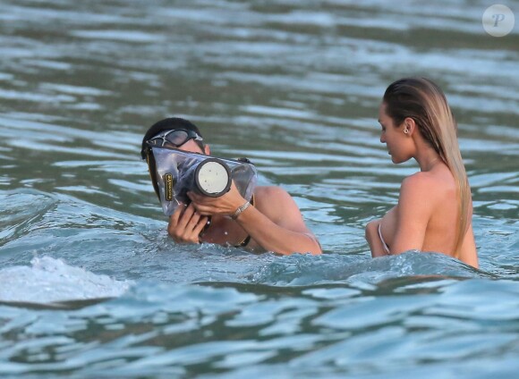 Exclusif - Candice Swanepoel en plein shooting pour Victoria's Secret sur une plage de Saint-Barthélemy. Le 6 novembre 2014.
