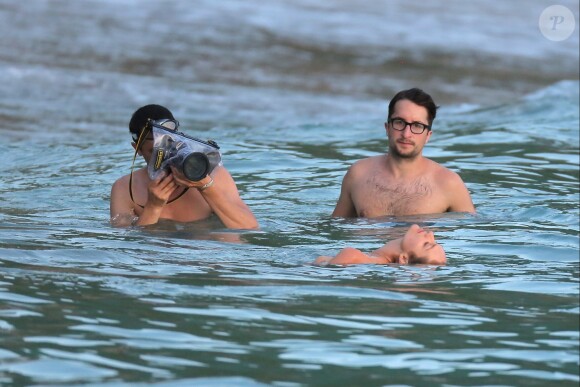Exclusif - Candice Swanepoel en plein shooting pour Victoria's Secret sur une plage de Saint-Barthélemy. Le 6 novembre 2014.