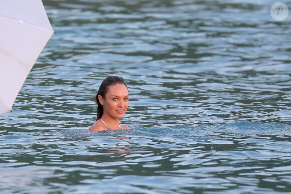 Exclusif - Candice Swanepoel en plein shooting pour Victoria's Secret sur une plage de Saint-Barthélemy. Le 6 novembre 2014.