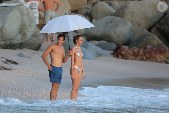 Exclusif - Candice Swanepoel en plein shooting pour Victoria's Secret sur une plage de Saint-Barthélemy. Le 6 novembre 2014.
