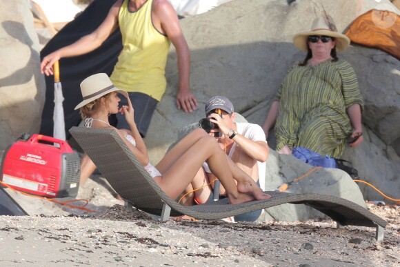 Exclusif - Candice Swanepoel en plein shooting pour Victoria's Secret sur une plage de Saint-Barthélemy. Le 6 novembre 2014.
