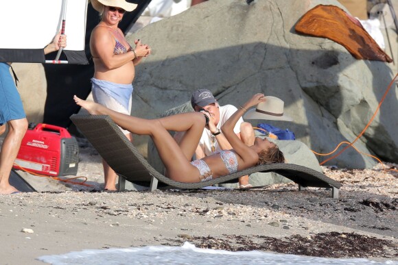 Exclusif - Candice Swanepoel en plein shooting pour Victoria's Secret sur une plage de Saint-Barthélemy. Le 6 novembre 2014.