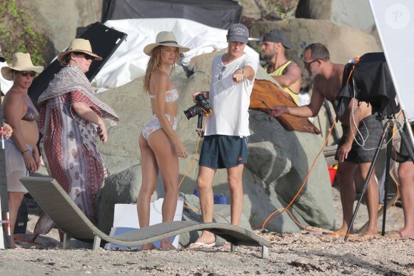 Exclusif - Candice Swanepoel en plein shooting pour Victoria's Secret sur une plage de Saint-Barthélemy. Le 6 novembre 2014.