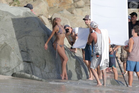 Exclusif - Candice Swanepoel en plein shooting pour Victoria's Secret sur une plage de Saint-Barthélemy. Le 6 novembre 2014.