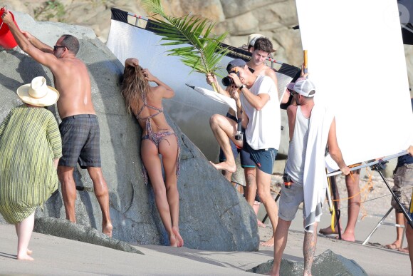 Exclusif - Candice Swanepoel en plein shooting pour Victoria's Secret sur une plage de Saint-Barthélemy. Le 6 novembre 2014.