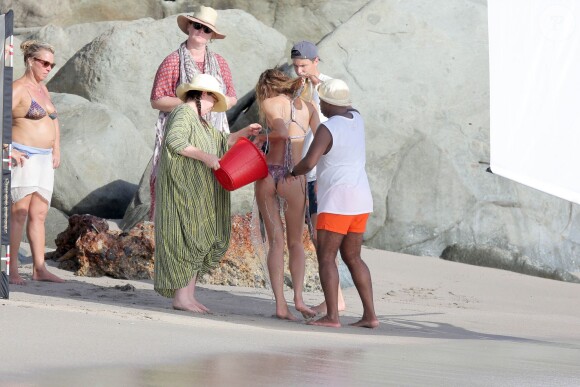 Exclusif - Candice Swanepoel en plein shooting pour Victoria's Secret sur une plage de Saint-Barthélemy. Le 6 novembre 2014.