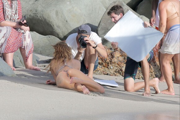 Exclusif - Candice Swanepoel en plein shooting pour Victoria's Secret sur une plage de Saint-Barthélemy. Le 6 novembre 2014.