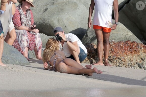 Exclusif - Candice Swanepoel en plein shooting pour Victoria's Secret sur une plage de Saint-Barthélemy. Le 6 novembre 2014.