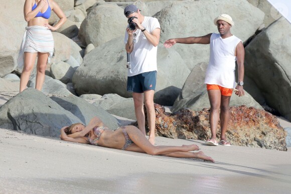 Exclusif - Candice Swanepoel en plein shooting pour Victoria's Secret sur une plage de Saint-Barthélemy. Le 6 novembre 2014.
